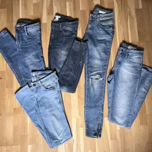 Ett paket med 5par jeans.  Alla för 200kr.  Storlek 25/ XS.   1par Zara, 2par H&M, 1par Anine Bing, 1par Crocker