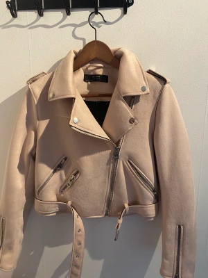 Jacka - 🫶Fin Jacka från Zara 🫶Nästan helt ny 🫶Kan mötas upp i Stockholm  🫶Köparen står för frakten 