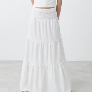 Vit lång kjol från Young-Gina  - Fin kjol i strl 146/152, ganska använd men i fint skick. Slutsåld för tillfället så passa på att köpa🙌