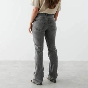 Jätte fina långa, gråa bootcut jeans från Gina Tricot, nästan som nyskick (Använda cirka 10ggr)💗Skulle rekommendera dessa till dig som har storlek 34/36💕💘💗(nypris 499kr)