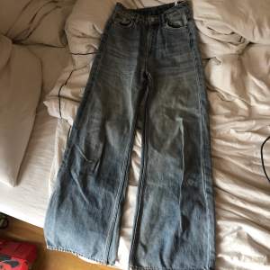 Weekday jeans i modellen ace. Storlek 34/30