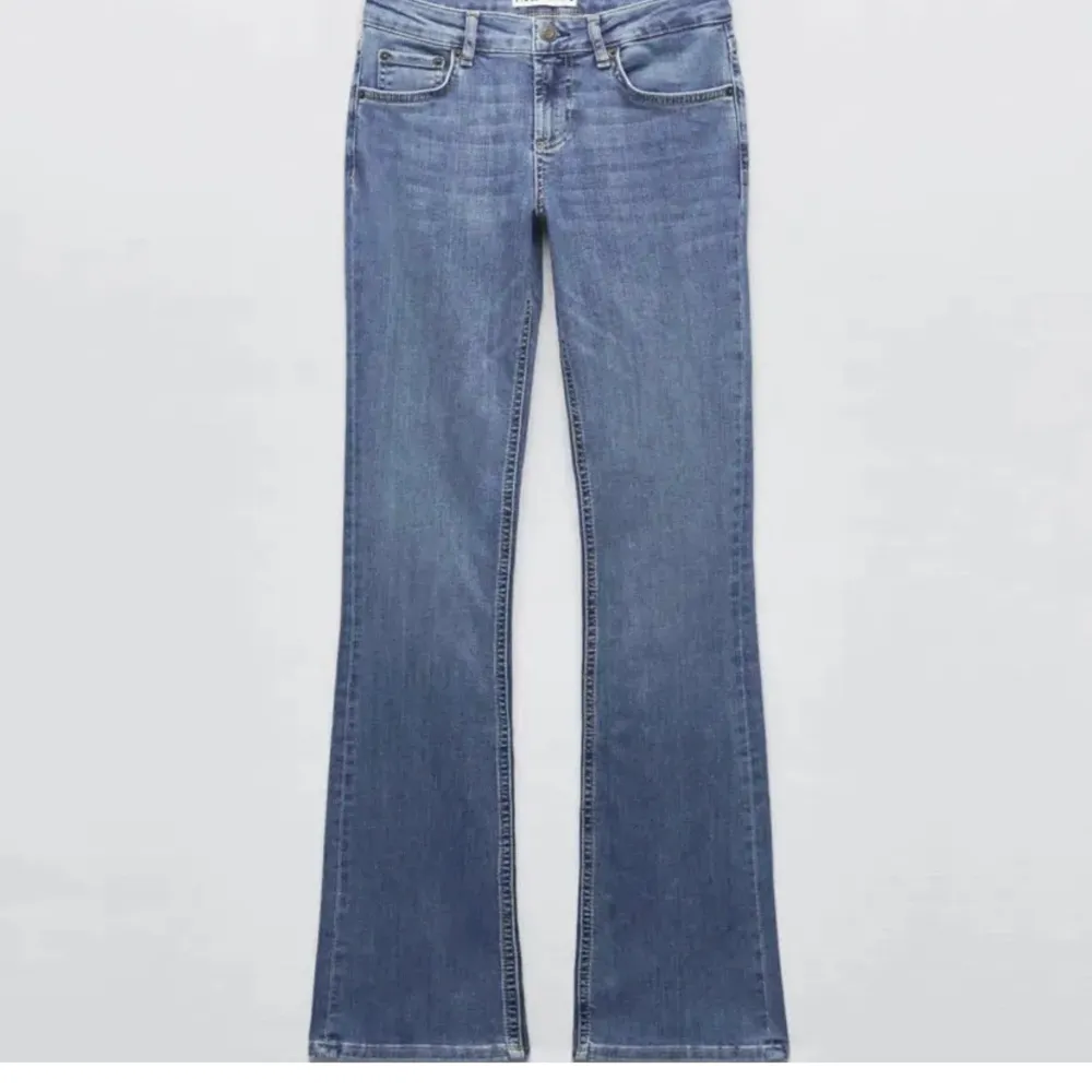 säljer dessa populära low rise jeans från zara i storlek 32 då de är inte passar mig. knappt använda 💕. Jeans & Byxor.
