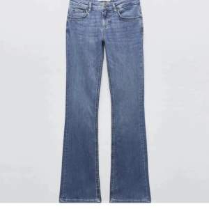 säljer dessa populära low rise jeans från zara i storlek 32 då de är inte passar mig. knappt använda 💕