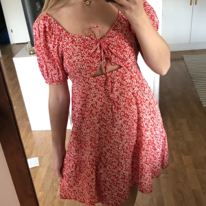 Småblommig klänning - Supersöt sommarklänning från Wednesdays Girl, köpt från asos. Helt ny med lappen kvar, endast testad. Säljer pga något stor för mig. 🌷