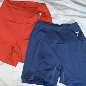 Gymshark shorts - 2 par Gymshark shirt i lila och orange, använda Max 3 gånger. Storlek S, båda för 200kr eller ett par för 100kr, köparen står för frakt