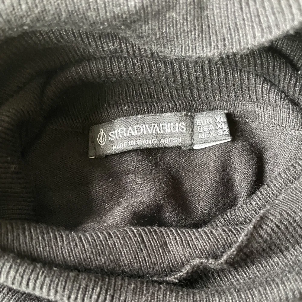så fin svart stickad tröja med söta knappar på ärmarna! det står att den är strl XL, men jag skulle säga att den sitter som en S. (säljer en likadan i vit! kolla in min profil om du är intresserad🤗). Tröjor & Koftor.
