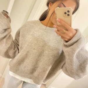 Beige stickad tröja  - Perfekta stickade tröjan för att hålla sig varm nu till hösten🧸💞