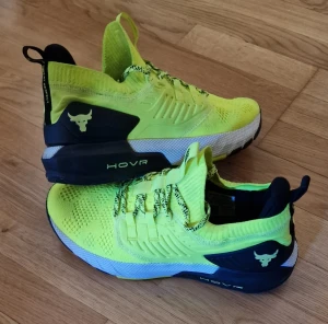 Project Rock x Under Armour - Säljer dessa gula gympaskor som endast är använda ett fåtal gånger. I superfint skick. Nypris: 1300kr