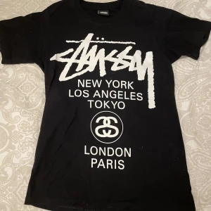 Stussy tröja - Tröja från stussy i storlek XS, aldrig använd så i mycket bra skick. Nypris: 500kr Köp gärna med ”köp nu”💗