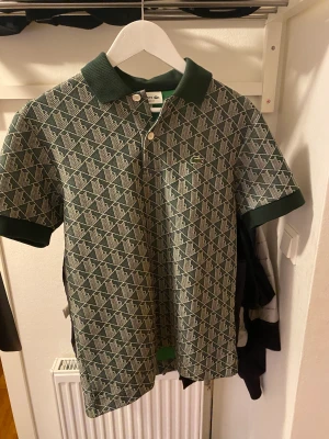 Lacoste Piké  - Helt ny oanvänd. Kvitto finns. Nypris: 1500 Storlek: S