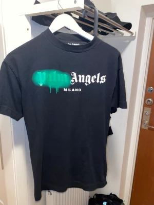 Palm Angels T-shirt - Nypris 3000 Använd men i väldigt bra skick Storlek S Kvitto finns