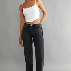 Ett par svarta jeans från Gina ”low straight jeans”. Säljer pga de inte kommer till användning, använda fåtal gånger💕