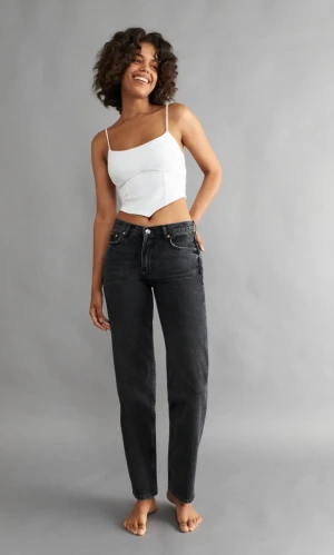 Jeans - Ett par svarta jeans från Gina ”low straight jeans”. Säljer pga de inte kommer till användning, använda fåtal gånger💕