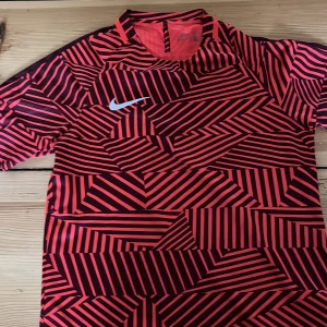 Nike tröja till salu - Den är i storlek S men sitter inte så tajt