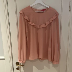 Rosa blus, Veronica Virta - Rosa blus i 97 % polyester & 3 elastane 