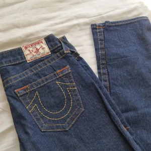 True religion jeans  - Så snygga jeans i storlek 27😻 midjemåttet är 38cm rakt över och innebenslängden är 86cm😻. Passar mig inte längre:(