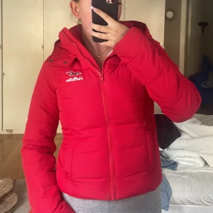Jacka - Säljer denna jättesöta jackan från hollister, kortare modell. Tyvärr blivit för liten för mig. Dm för frågor! 150kr + frakt❤️
