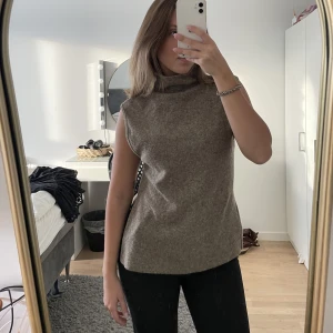 Tröja - Säljer denna jätte fina tröja från Bik Bok!! Super mysig med en turtleneck. 💕💕 säljer pga att den inte har kommit till användning. 