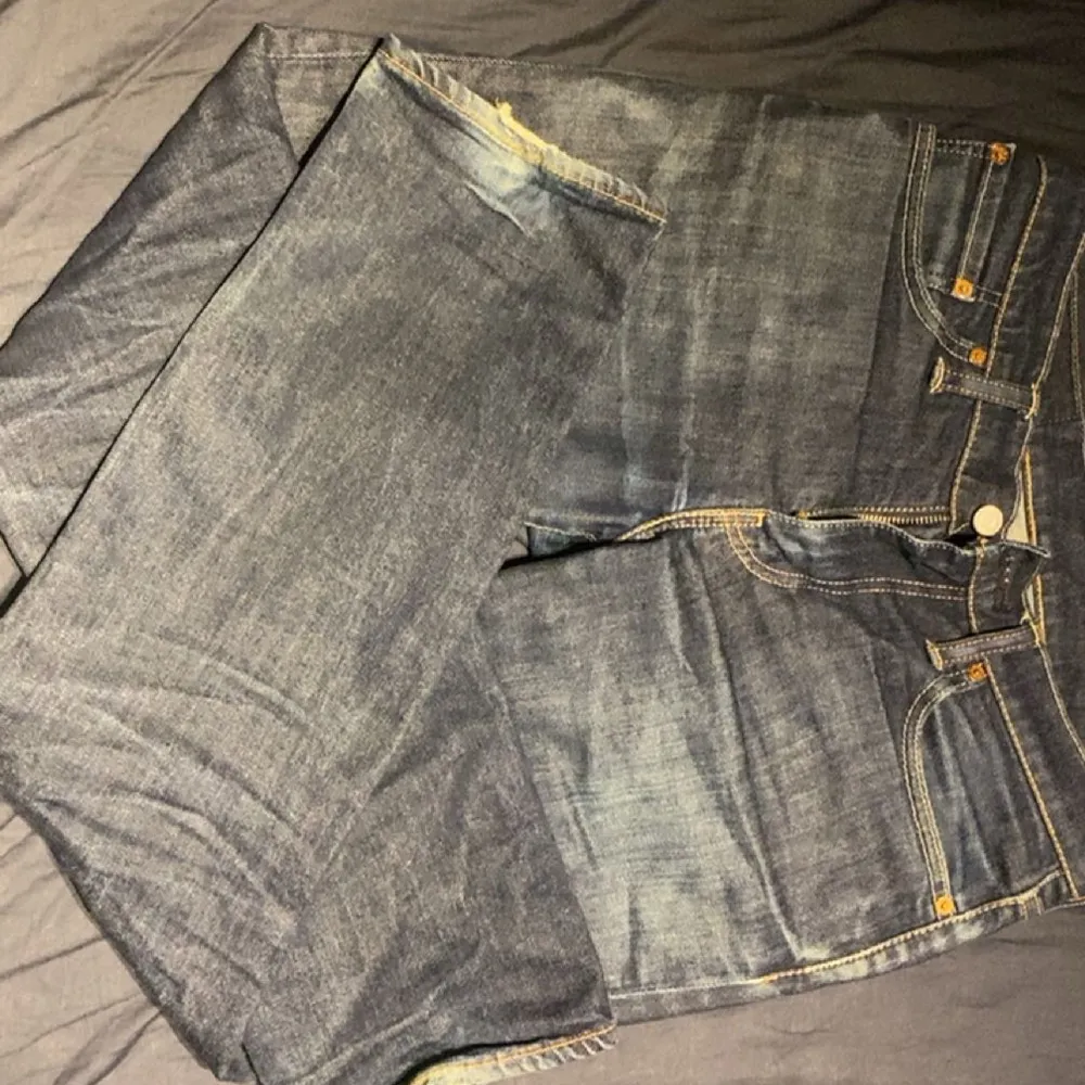 Snygga Levis jeans, lite slitna längst ner i byxbenet, tappat lite färg på rumpan. Annars super sköna. Har växt ur dem.. Jeans & Byxor.