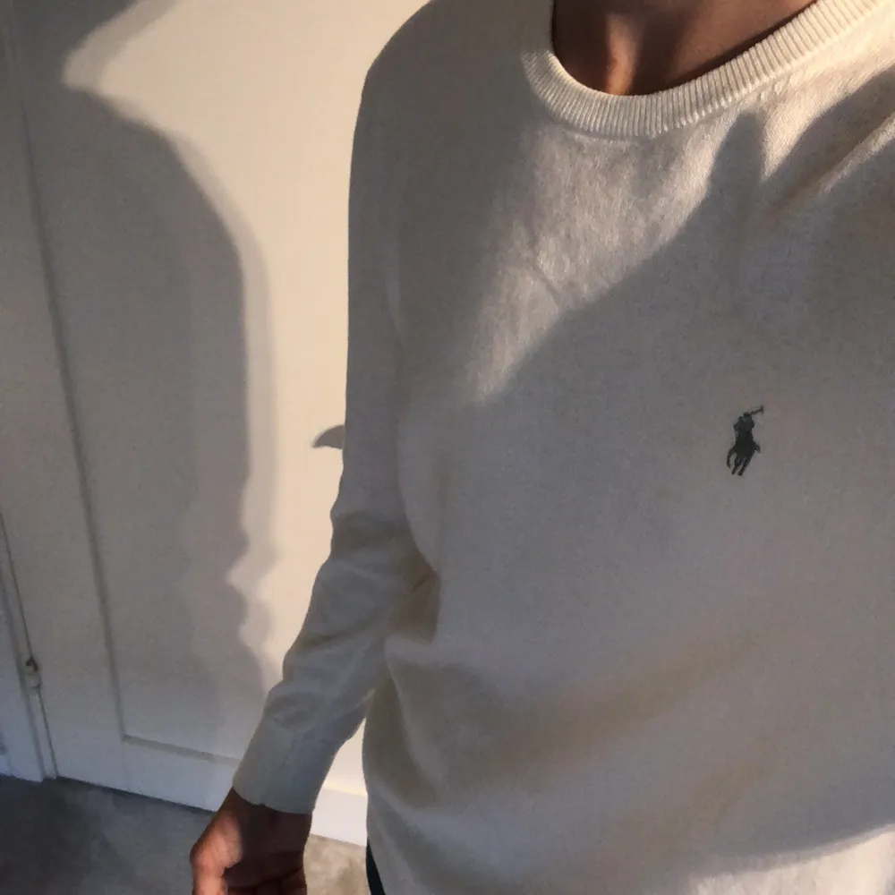 ❗️Sprillans ny Polo Ralph Lauren sweatshirt i 10/10 skick! ❗️Den här tröjan är perfekt nu inför för vintern men passar alla årstider ändå. Inga deffekter.. Stickat.
