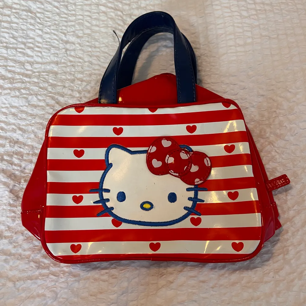 Röd liten hello Kitty väska. Mycket bra skick. . Väskor.