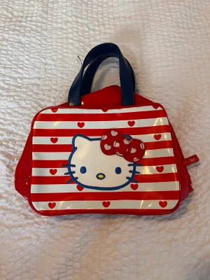 Hello Kitty väska - Röd liten hello Kitty väska. Mycket bra skick. 