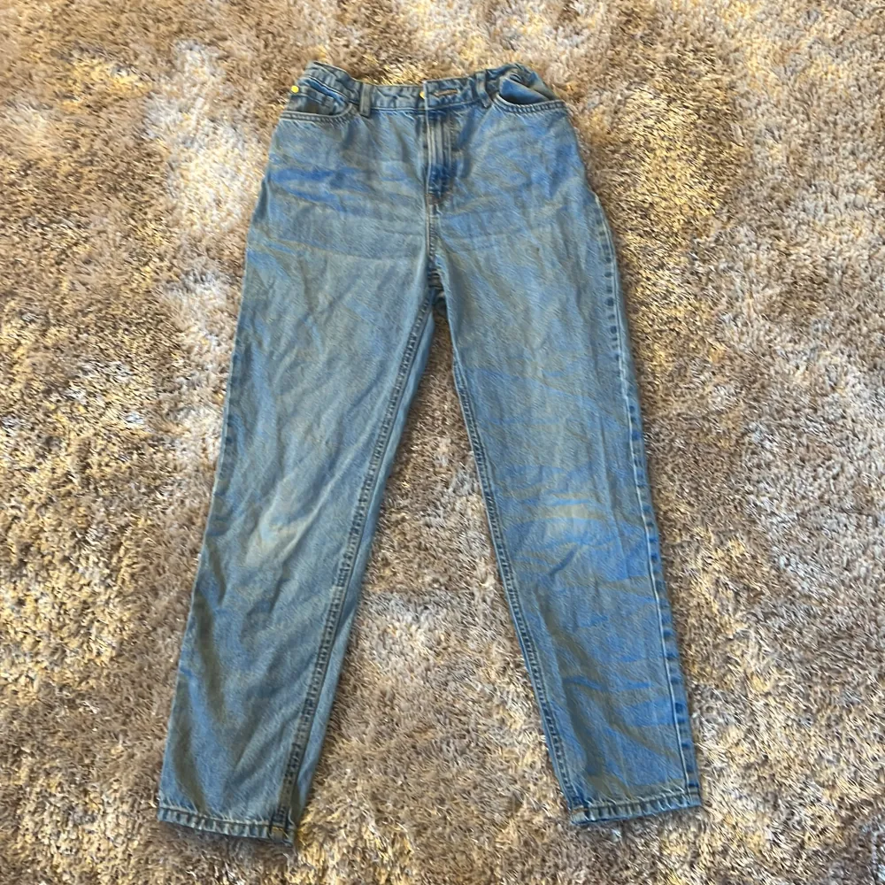 Helt vanliga blå jeans från Lindex, andvänd få tal gånger. Tvättas innan de köps. Jeans & Byxor.