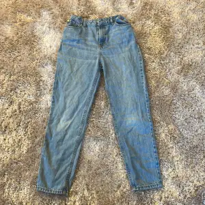 Helt vanliga blå jeans från Lindex, andvänd få tal gånger. Tvättas innan de köps