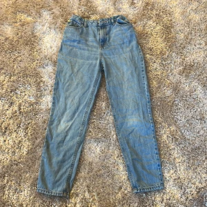 Jeans - Helt vanliga blå jeans från Lindex, andvänd få tal gånger. Tvättas innan de köps