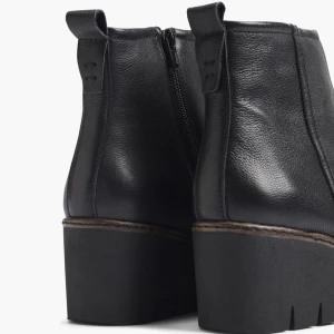 Black leather wedge ankle boots  - Jag har använd en gång. Sälja den på grund av den har blivit lite stort för mig. Storlek 38. 