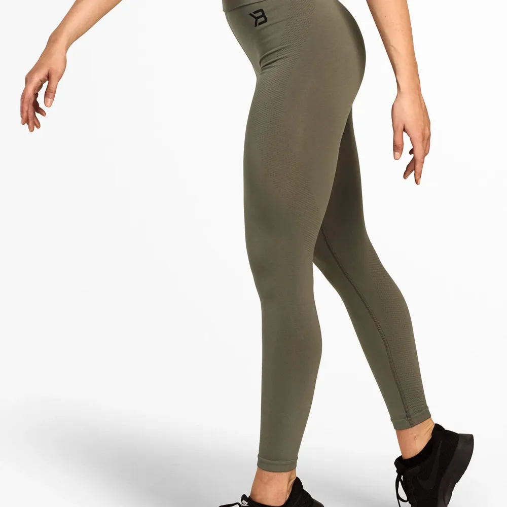 Gröna träningstights från Better Bodies i modellen ”rockaway”💚 Stolek XS men är mer som storlek S.  Kan skickas, köpare står för frakten🚗. Jeans & Byxor.