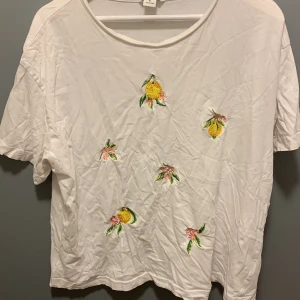 Vit t-shirt med brodyrdetaljer - Vit t-shirt med brodyrdetaljer från Monki. Något skrynklig men går såklart att stryka den ✨ o