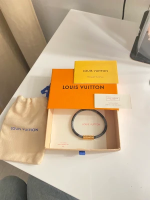 Louis Vuitton armband - Louis Vuitton armband som är helt oanvänd och är i super bra skick! 