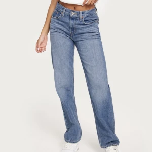 levi’s low pro jeans - Dessa snygga lågmidjade levi’s jeansen är trendiga och lätta att styla! Endast testade en gång. Jag har vanligtvis strlk 36, men dessa är lite tajtare i modellen - så skulle säga att de passar folk som har 34/36 🌼Ordinarie pris: 1065kr