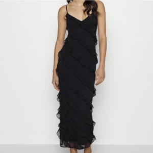 Volangklänning - Säljer denna super populära långklänningen med volanger. Helt slutsåld överallt, prislapp kvar 