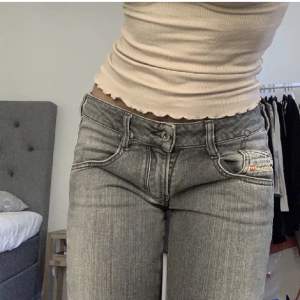 Säljer dess jeans då de va förstora för mig tyvärr. (första bilden är lånad). De är verkligen så snygga😍jag är 164cm och brukar ha xs 😃
