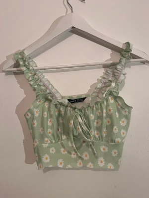 Blommig grön topp - En gullig ljusgrön topp med blommor💞
