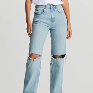 Gina tricot jeans  - Super fina jeans med hål i knäna. Sitter så fint runt midjan på men de kommer inte till användning längre 