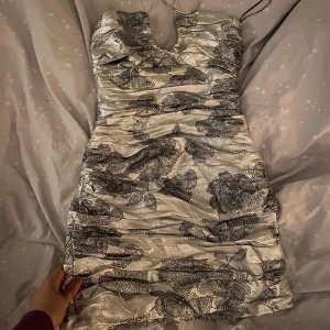 Klänning  - Jätte fin klänning som tyvärr inte kommer till användning🥹 storlek S, tror att den är från zara