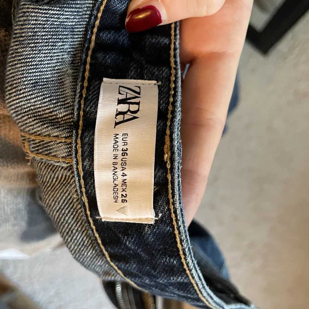 Baggy midwaist jeans från Zara. Jag är 178 cm och de går hela vägen ner på mig. Jättebra skick.. Jeans & Byxor.