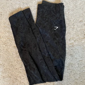 Träningstights - Från gymshark. Är insydda i midjan så som bilden visar på båda sidorna men är lätt att ta bort. Högmidjade och fint skick. Har lite scrunch i rumpan.