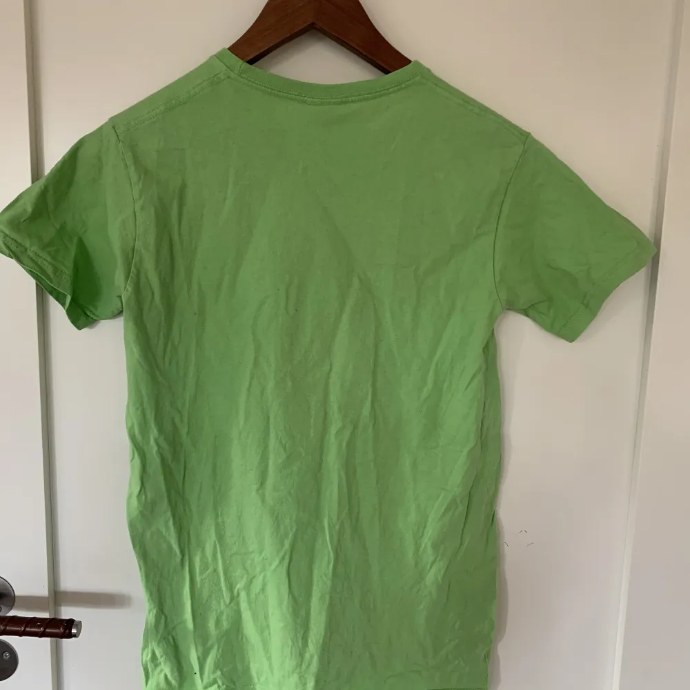 En grön t-shirt köpt från sellpy som används väldigt få gånger. T-shirts.