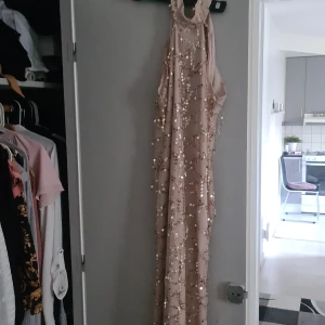 Klänningar - Bra skick nyskick