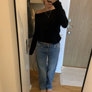 Lågmidjade jeans  - Lågmidjade raka jeans från Zara. Perfekta i längden och sitter snyggt på höften. Kommer tyvärr en till användning 💖 storlek 36, sitter bra på mig som är 165