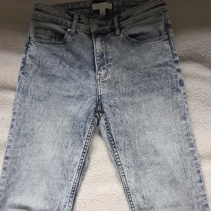 Blekta jeans från hm - Jättecoola skinny jeans i batikmönster/blekningsmönster