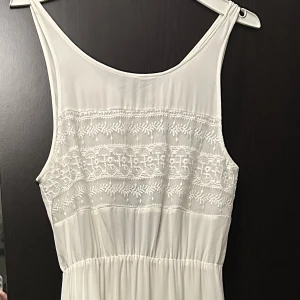 fin klänning  - en fin klänning jag köpte för många år sedan och har sedan bara legat, köptes till skolavslutningen och har bara använts en gång vid det tillfället. 