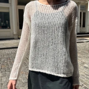 Hålstickad tröja 💓 - så fin med ett linne under! helt ny, aldrig använd!❤️nypris ca 400 kr