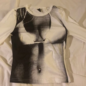 2000s top! - Mitt shein packet kom precis å denna satt för tajt för mig därför säljer jag lappen sitter till och med kvar ❤️