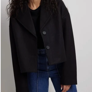 Kort kappa - Svart kort kappa. Endast använda ett fåtal gånger. Nypris 799.