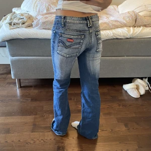 Lågmidjade jeans - Säljer dessa snygga lågmidjade jeans med coola detaljer. 💕 Midjemått: ca 76 cm☝️ Innerbenslängd: ca 83 cm ☝️ Köp genom ” KÖP NU” funktionen för en smidigare affär! Fraktar samma dag eller dagen därpå🥰 Jag är 166💘